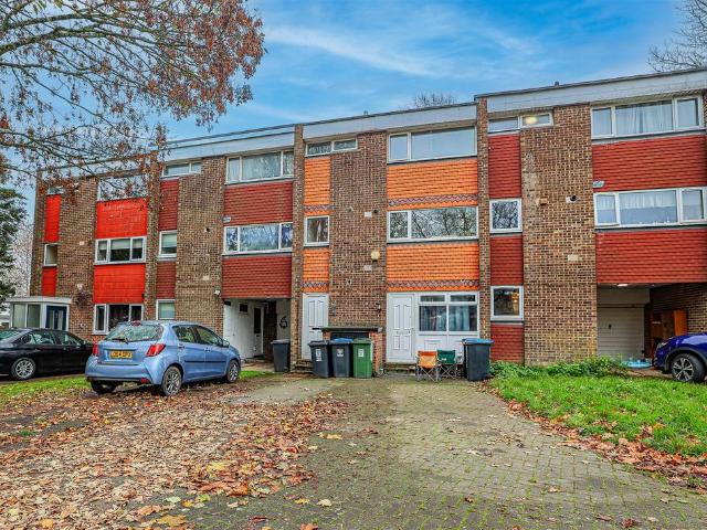 Apartment for rent in Highfield, Pouchen End