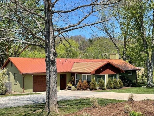 House for sale in Laughlintown, Pennsylvania