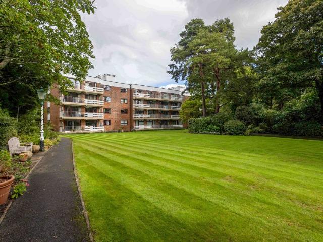 Apartment for rent in Branksome Chine, Poole