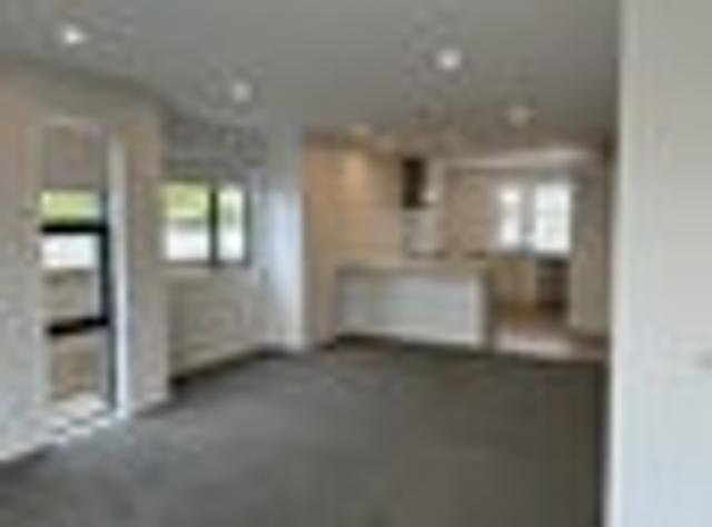 Townhouse for rent in West Hills, Henderson-Massey