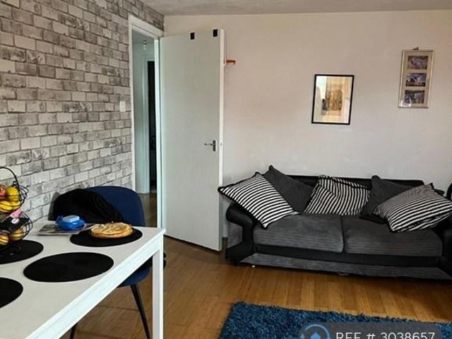 Apartment for rent in Heathcote Vale, Greater London
