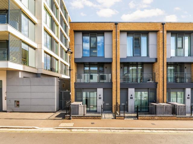 House for rent in London Borough of Ealing, Greater London