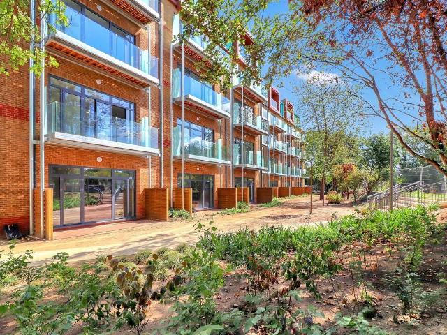 Apartment for rent in Cowley, Greater London