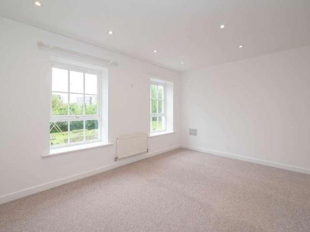 Townhouse for rent in Barracks, Canterbury