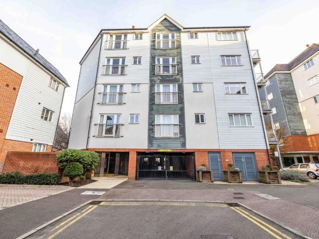 Studio for rent in The King's Mile, The Bridge