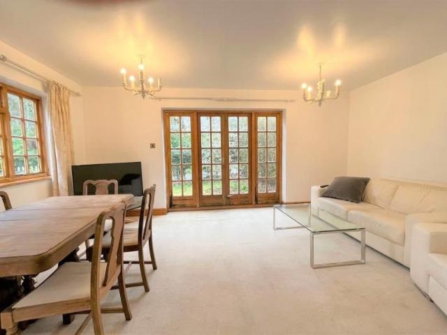 House for rent in Heol-las, Surrey