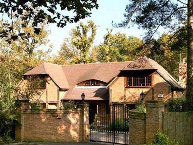 House for sale in Heol-las, Surrey