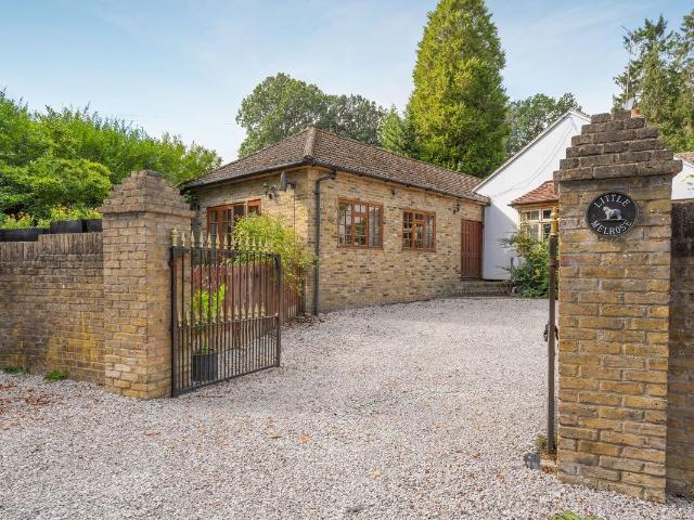 House for rent in Heol-las, Surrey