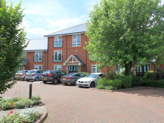 Apartment for rent in Row Town, Surrey