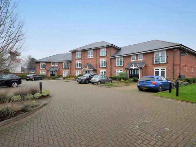 Apartment for rent in Row Town, Surrey