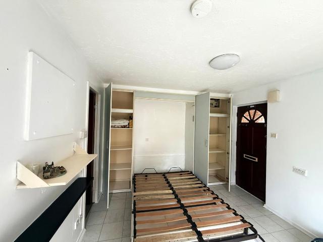 Studio for rent in Slough, Isle Of Man
