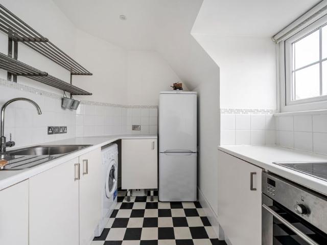 Apartment for rent in Fole, Surrey