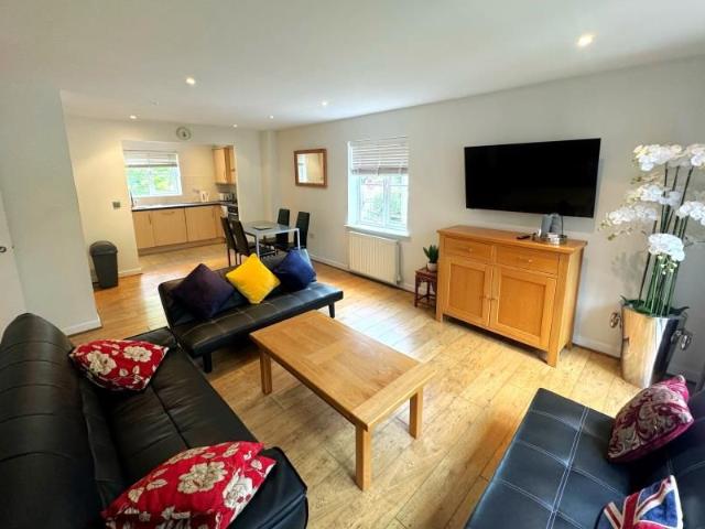 Apartment for rent in Blackhills, Surrey