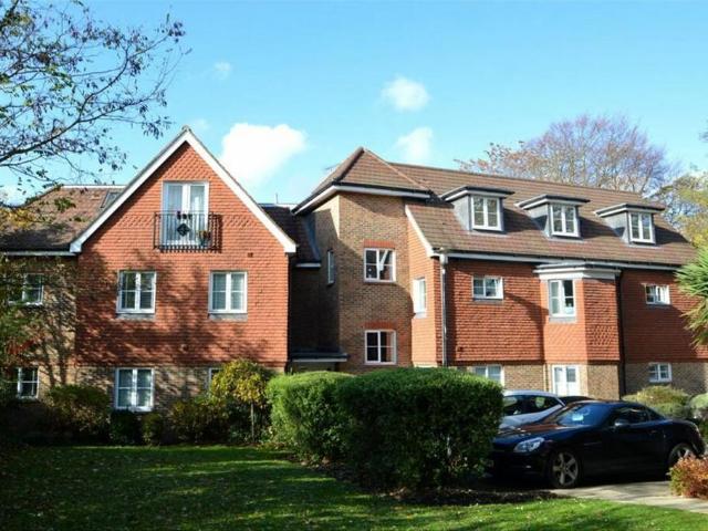 Apartment for rent in Blackhills, Surrey