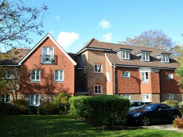Apartment for rent in Blackhills, Surrey