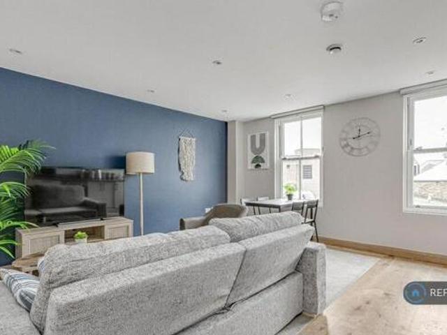 House for rent in Row Town, Surrey