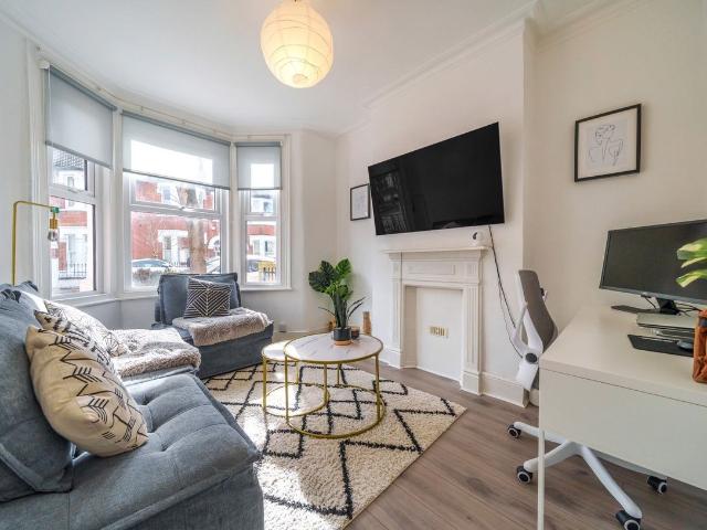 Studio for rent in Summerstown, Greater London