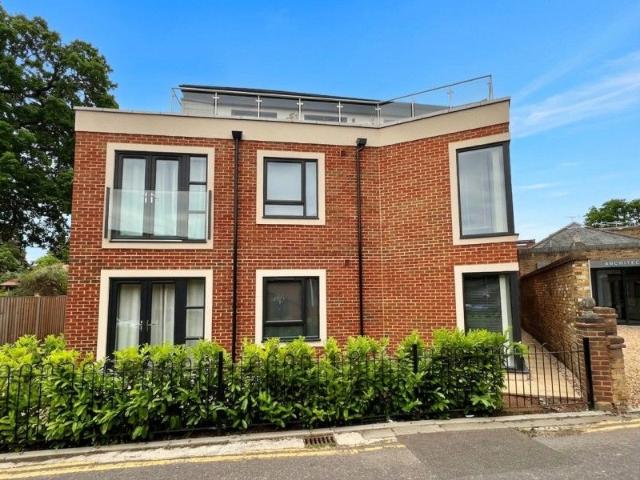 Apartment for rent in Blackhills, Surrey