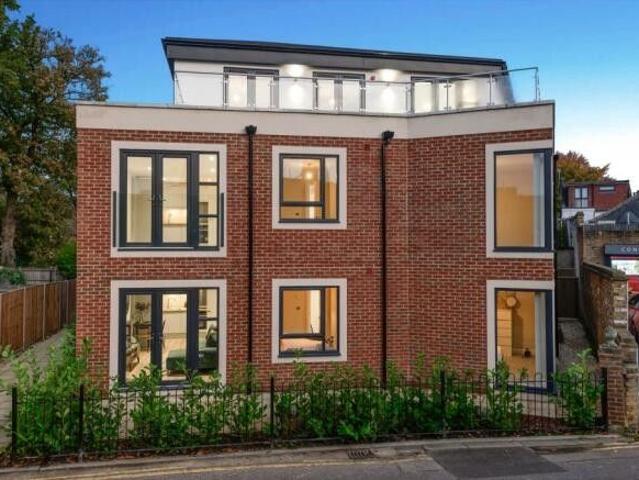 Apartment for rent in Blackhills, Surrey