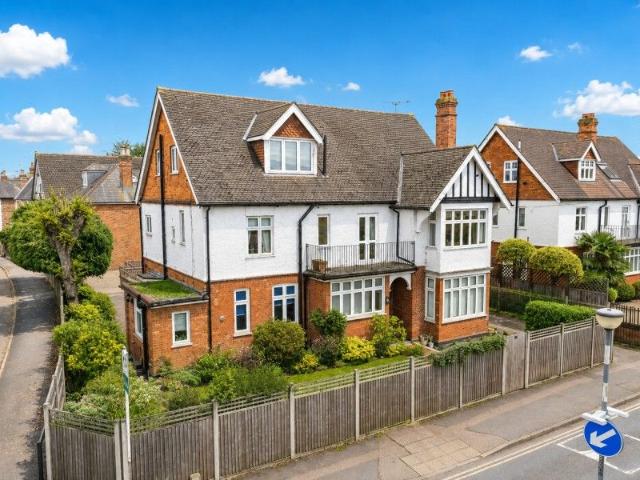 Apartment for rent in Blackhills, Surrey