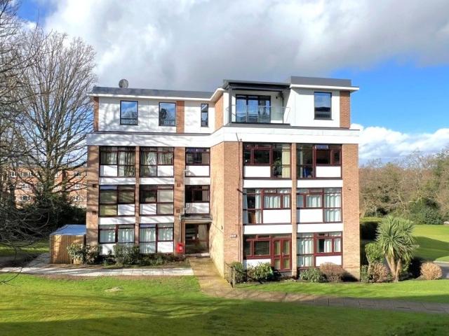 Apartment for rent in Blackhills, Surrey