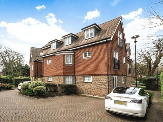 Apartment for rent in Blackhills, Surrey