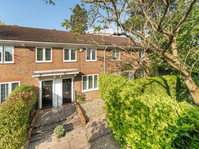 Apartment for rent in Blackhills, Surrey