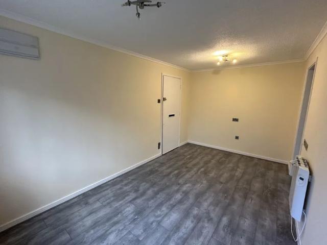 Apartment for rent in Five Acres, Hertfordshire