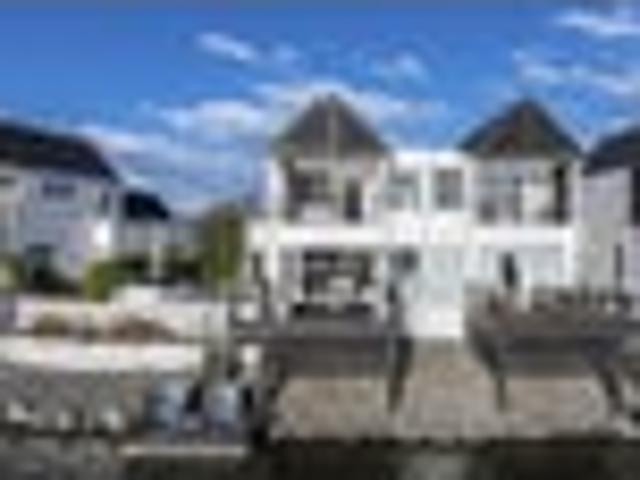 Townhouse for sale in Chaslands, Canterbury