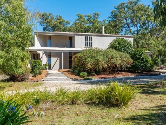 Cottage for sale in Riddells Creek, Victoria