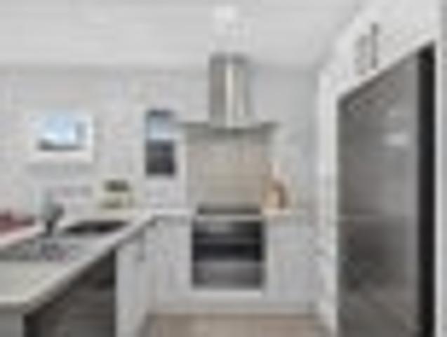 Townhouse for sale in Chaslands, Canterbury