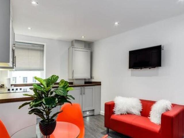 House for rent in Follaton, Strode