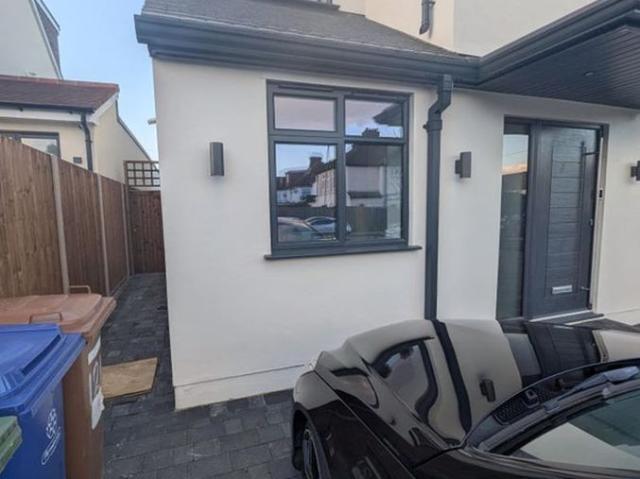 Room for rent in Little Stanmore, Greater London