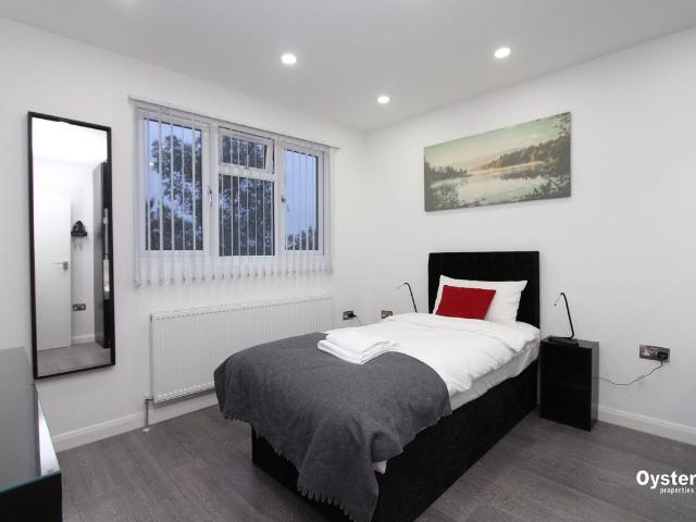 Room for rent in Little Stanmore, Greater London