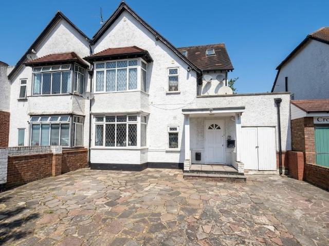 Apartment for rent in Little Stanmore, Greater London