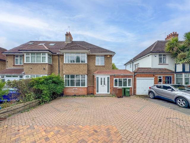 Apartment for rent in Little Stanmore, Greater London