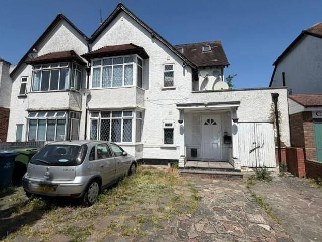 Apartment for rent in Little Stanmore, Greater London