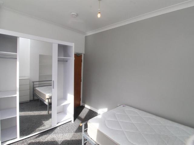 Room for rent in Falcon Lodge, Wales