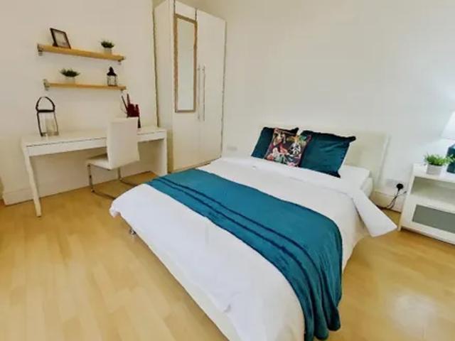 House for rent in Elm Park, Calderstones