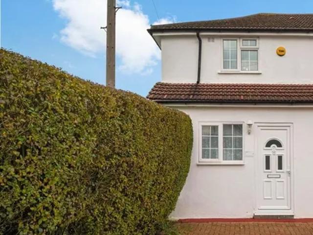 Apartment for rent in Harrow Weald, Greater London