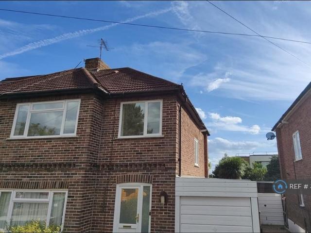 Apartment for rent in Harrow Weald, Greater London