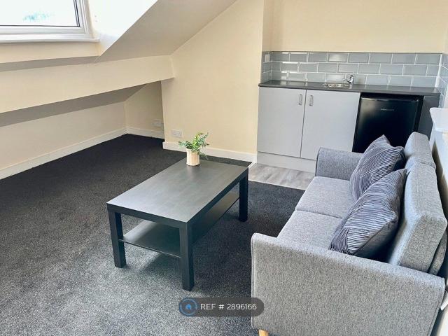 Studio for rent in Wortley, West Yorkshire