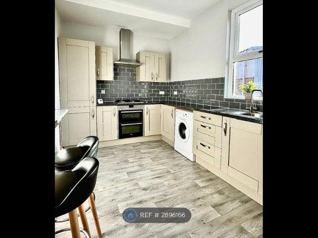 Studio for rent in Wortley, West Yorkshire