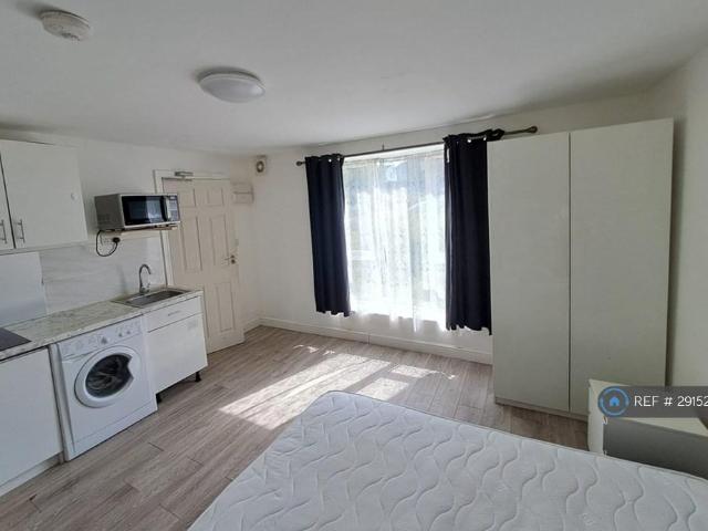 Apartment for rent in Debden Green, Epping