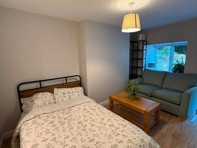 Studio for rent in Broomhill, South Yorkshire