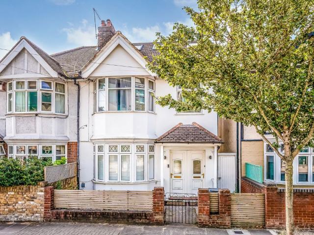 Apartment for rent in Whitton, Greater London