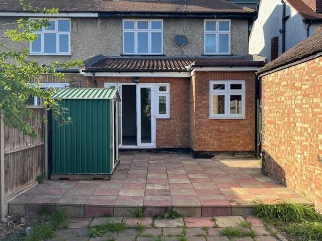 Apartment for rent in Whitton, Greater London