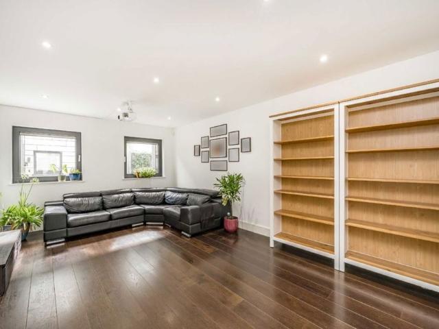 Apartment for rent in Maitland Park, Greater London