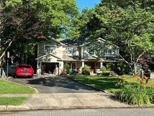 House for sale in Commack