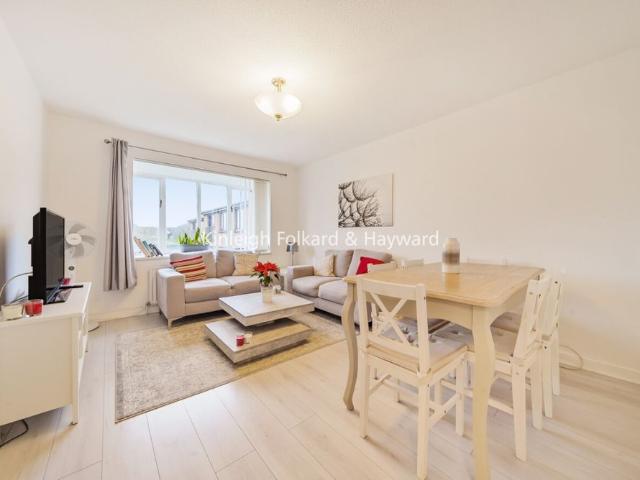 Apartment for rent in Widmore, Greater London